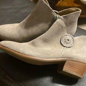Jack Rogers Peyton light grey suede ankle boots size 6
